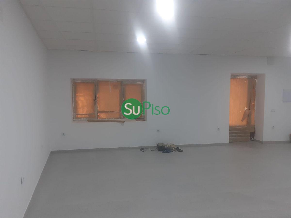 For rent of commercial in Recas