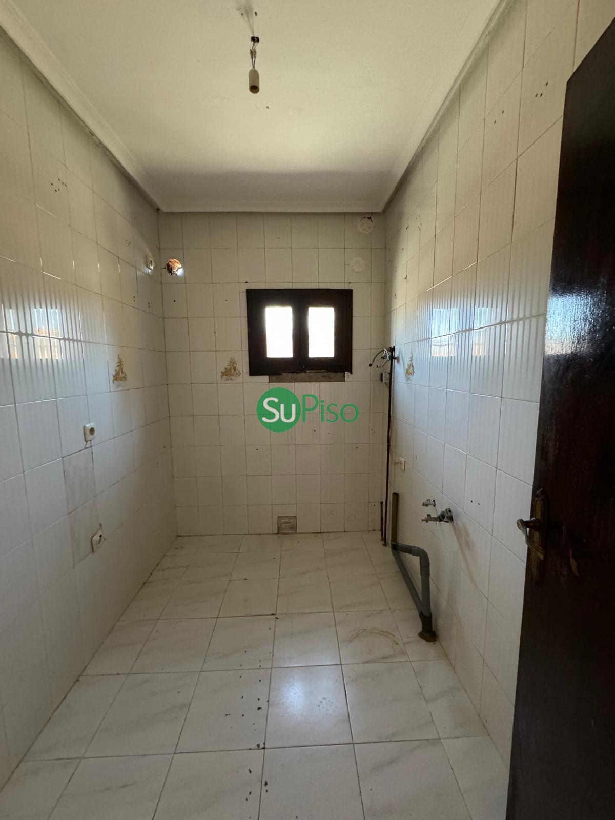 For sale of building in Recas