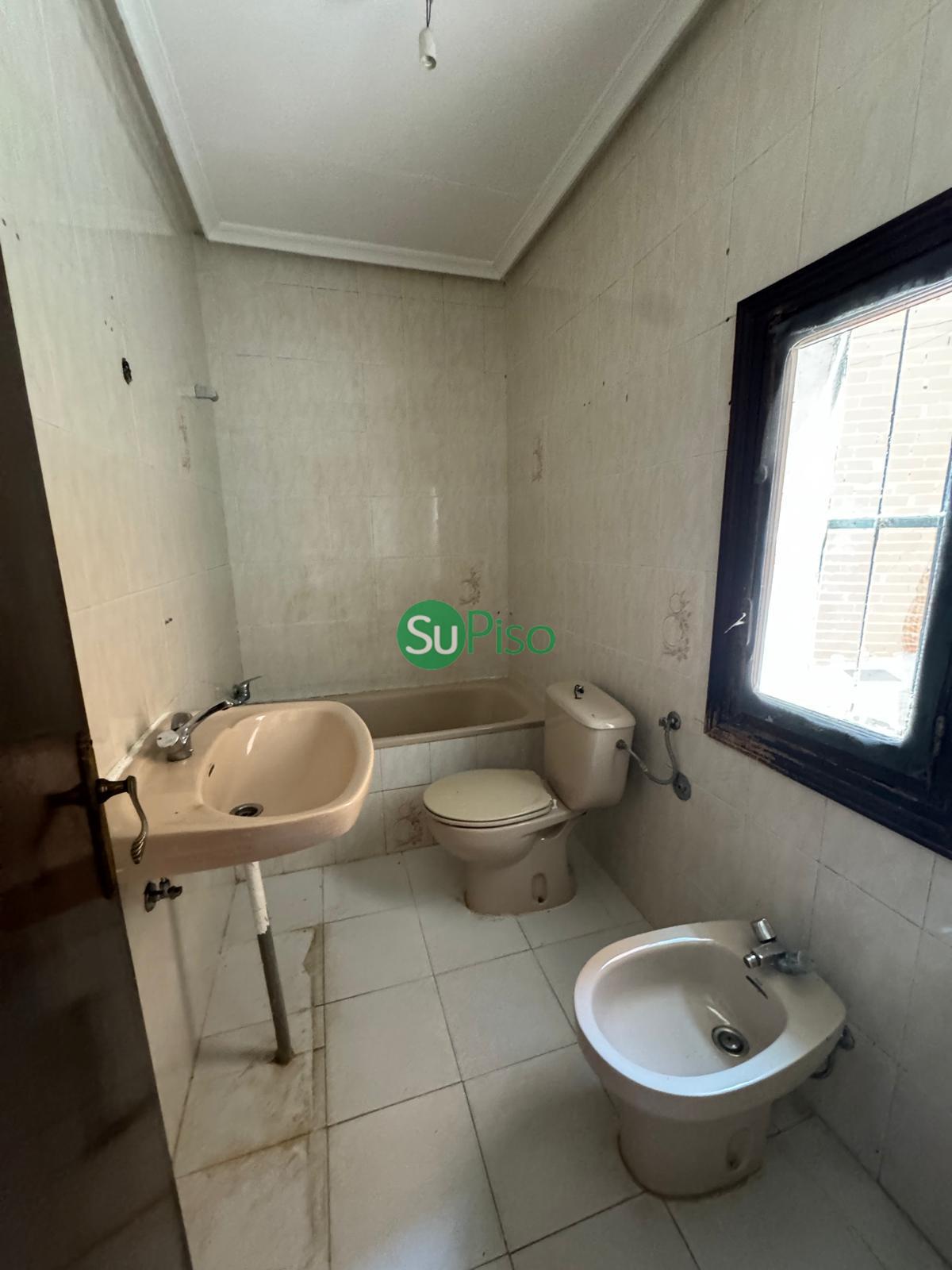 For sale of building in Recas
