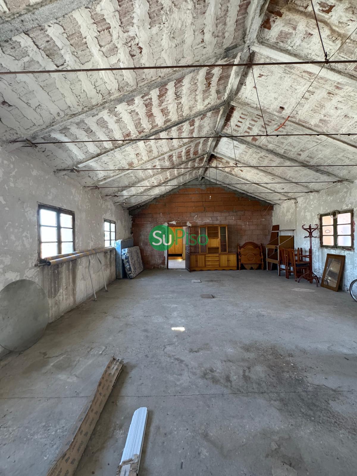 For sale of building in Recas