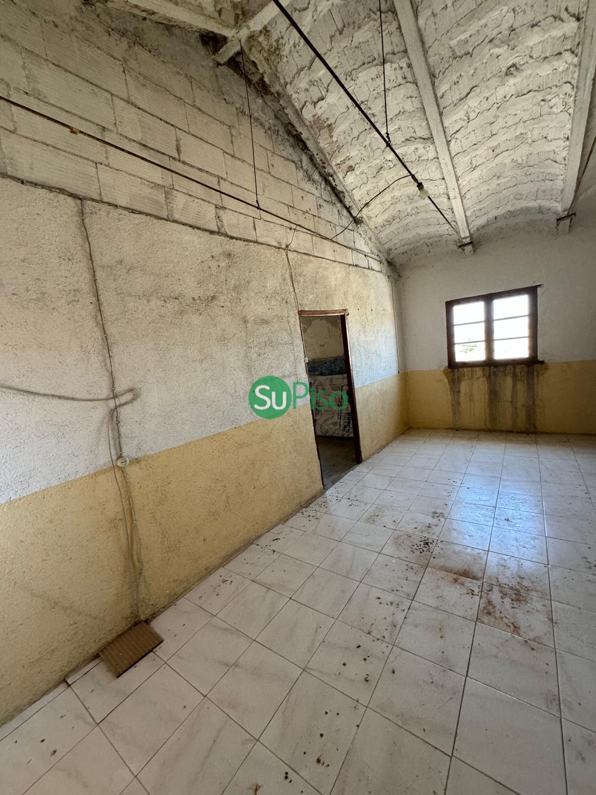 For sale of building in Recas