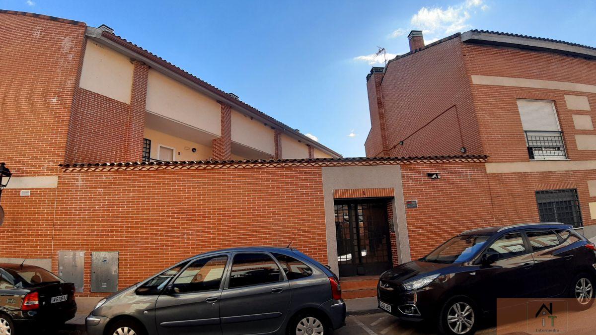 For sale of duplex in Valdeavero