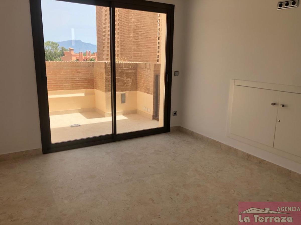 Til salg fra penthouse i Estepona