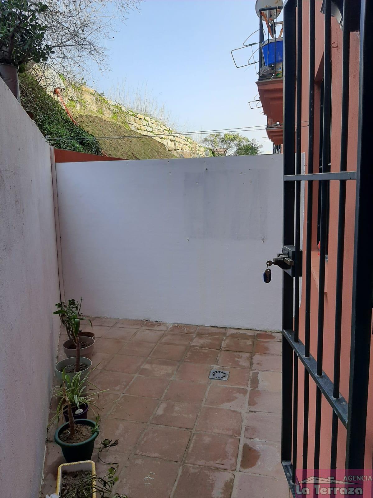 Myynti
 from
 huoneisto
 sisään

 San Luis de Sabinillas