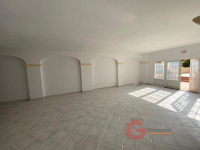 For sale of commercial in La Herradura
