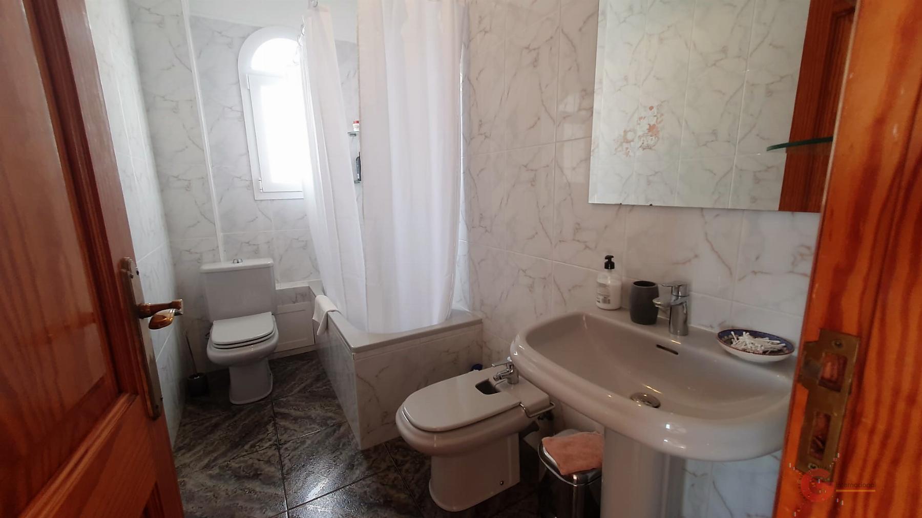 For sale of building in Salobreña