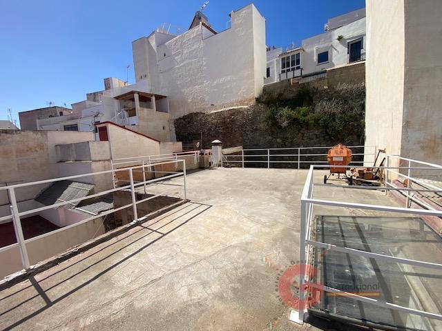 For sale of house in Almuñécar
