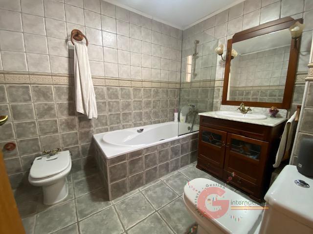For sale of house in Almuñécar