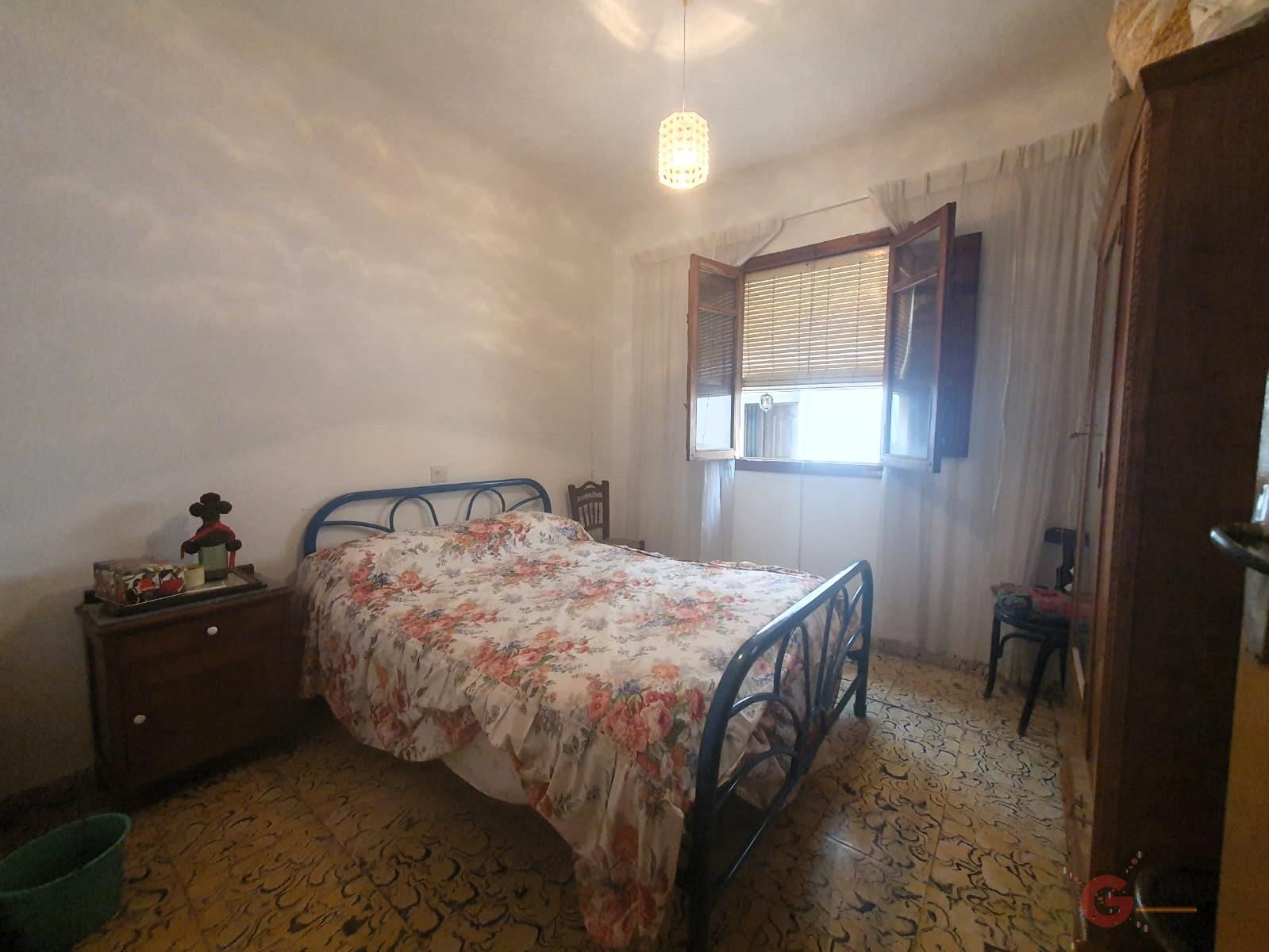 For sale of house in Lanjarón