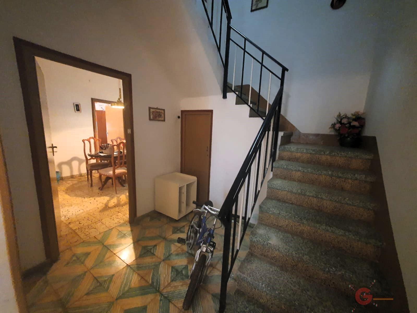 For sale of house in Lanjarón