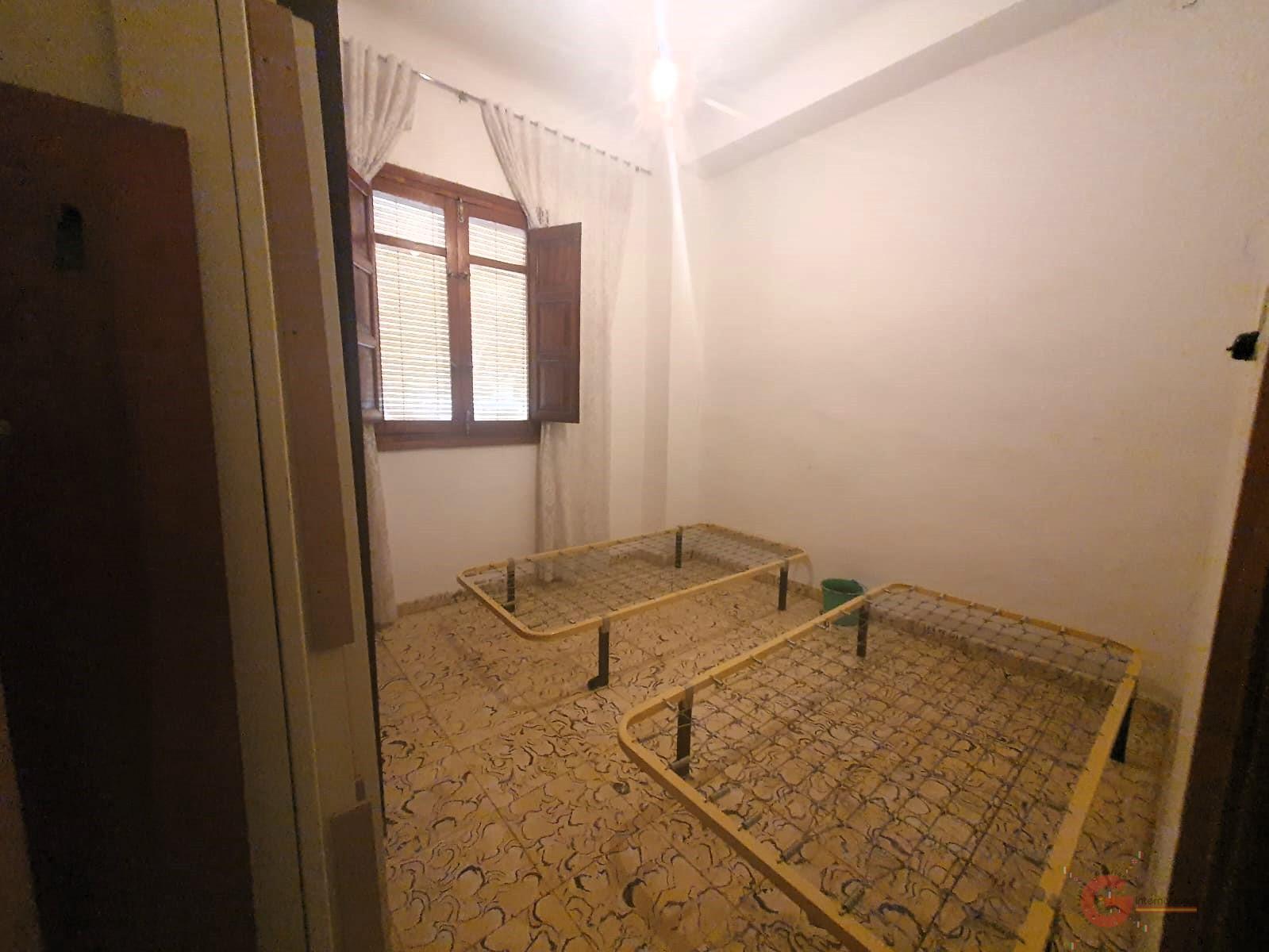For sale of house in Lanjarón