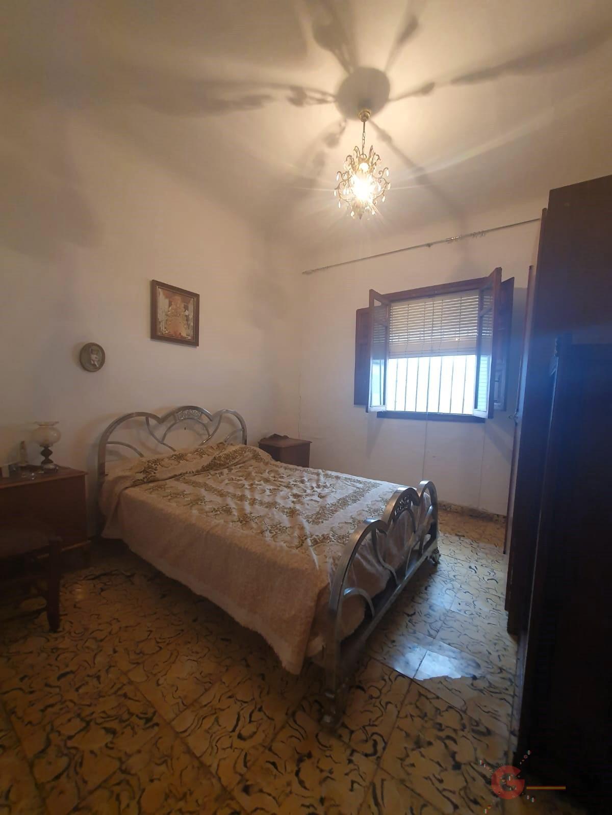 For sale of house in Lanjarón