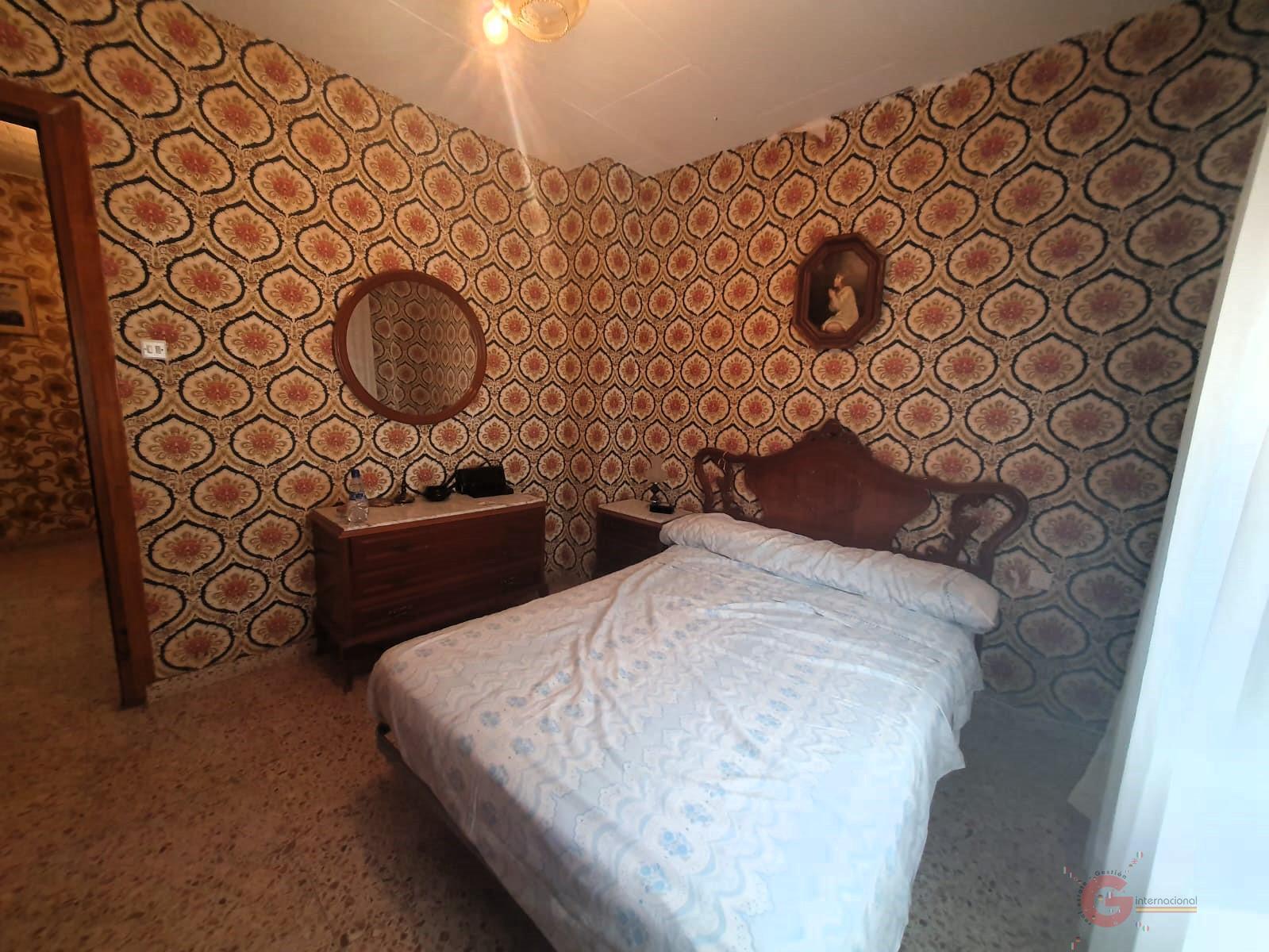 For sale of house in Lanjarón
