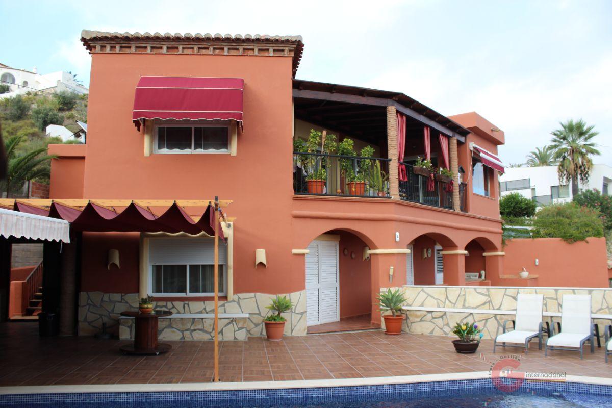 For sale of villa in Salobreña