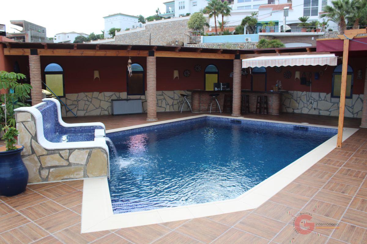 For sale of villa in Salobreña