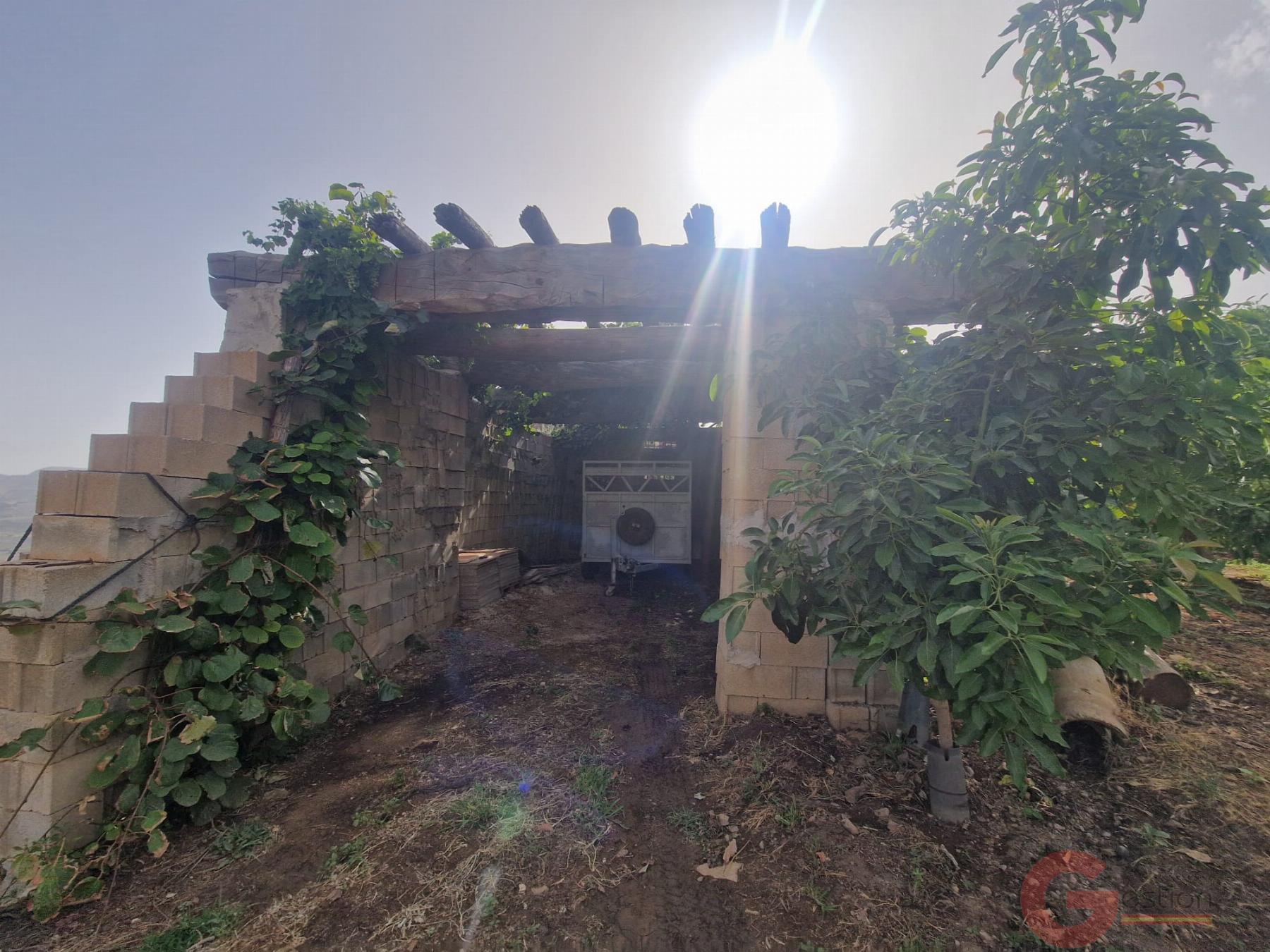 Venta de finca rústica en Lanjarón