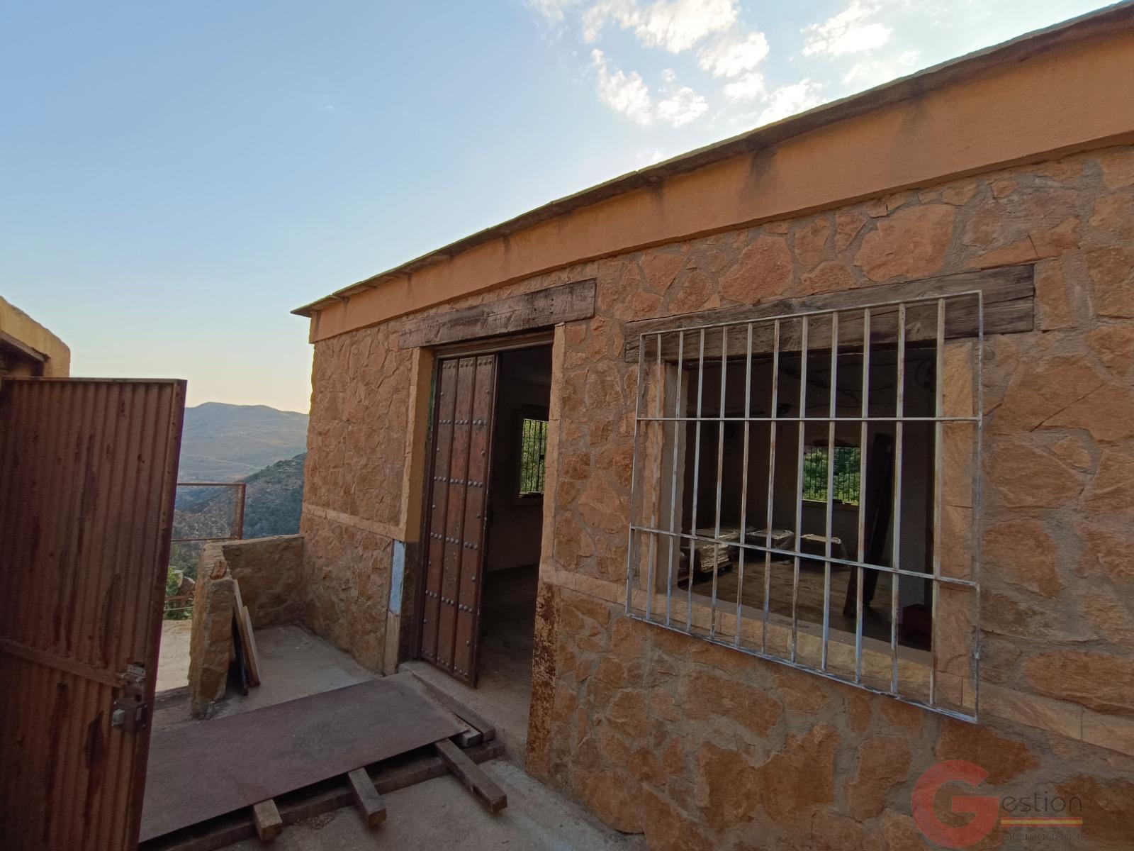 Venta de finca rústica en Lanjarón