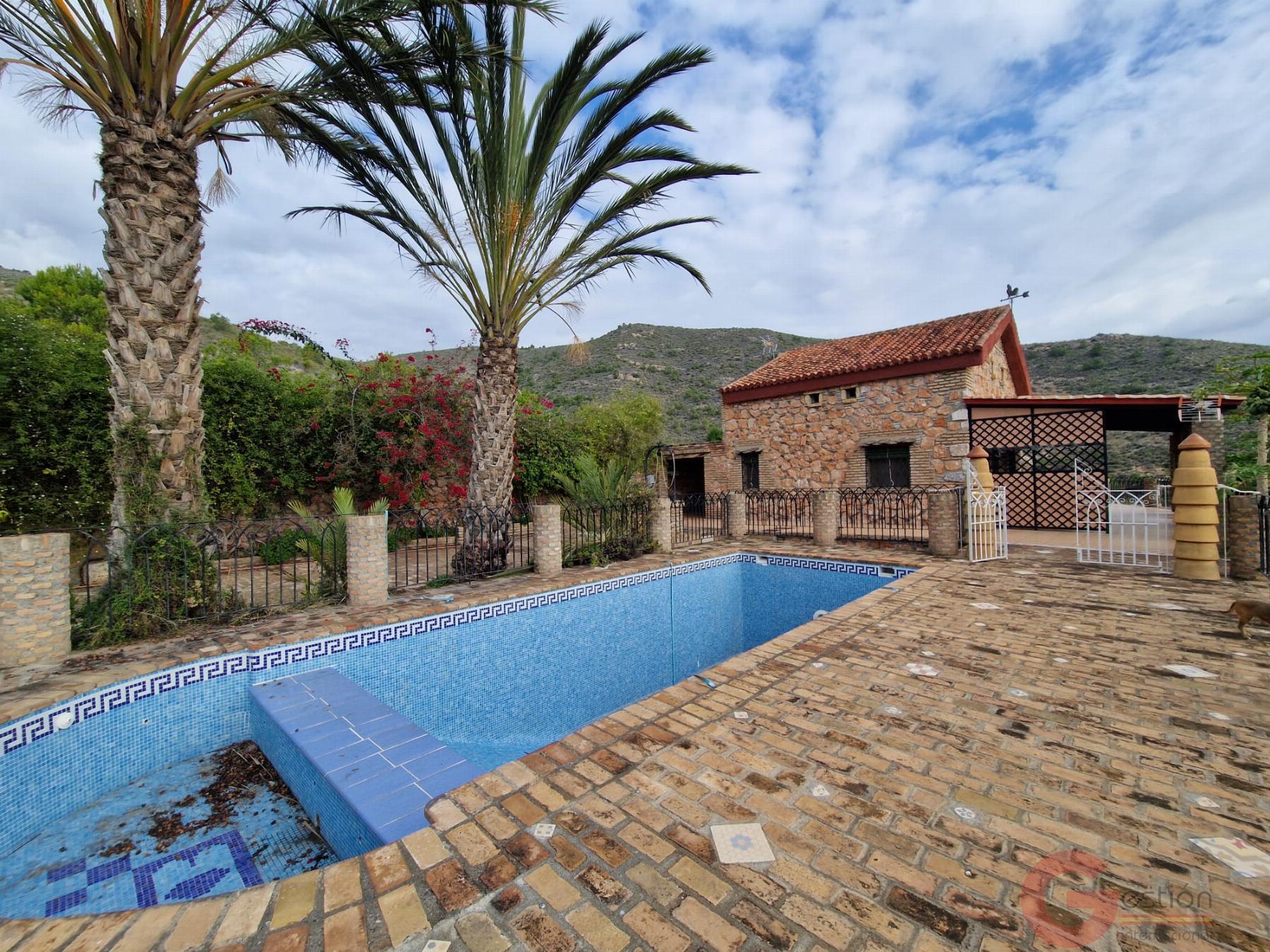 Venta de finca rústica en Lobres