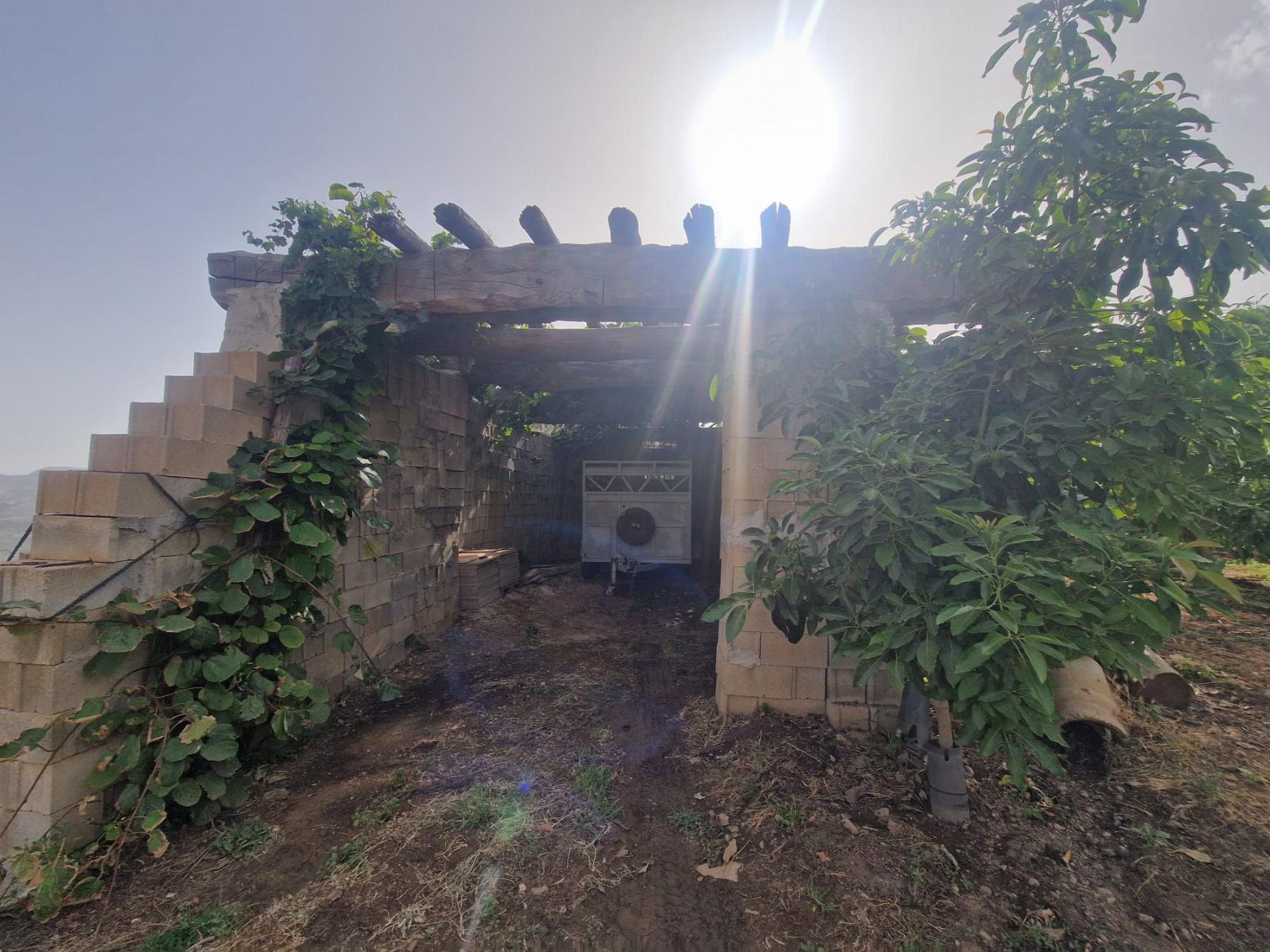 Venta de finca rústica en Lanjarón