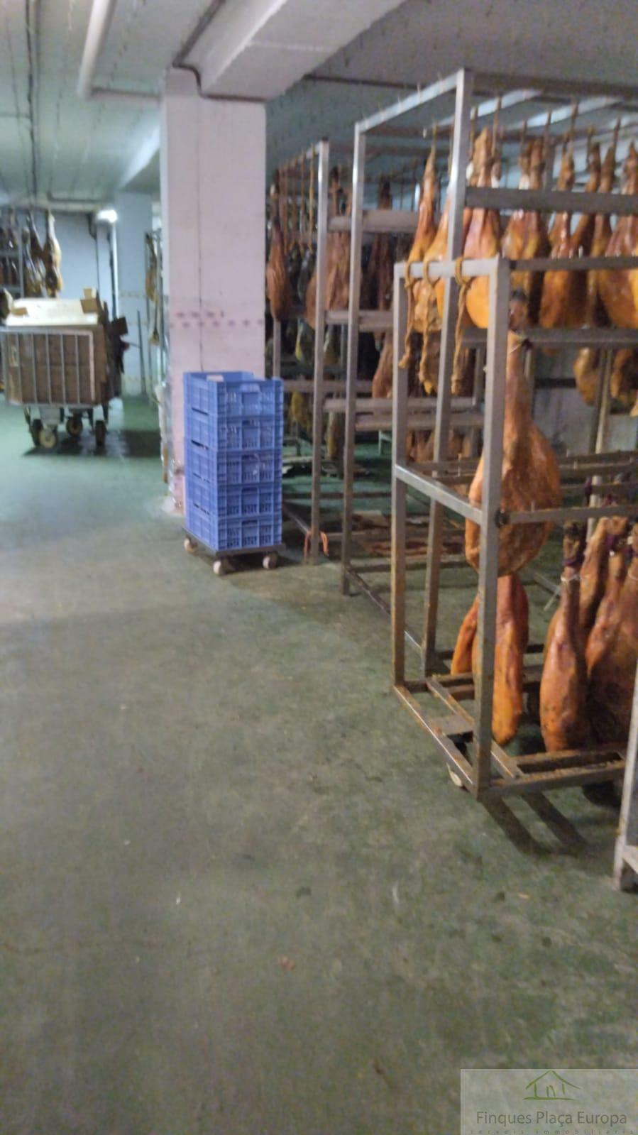 For sale of industrial plant/warehouse in Cáceres