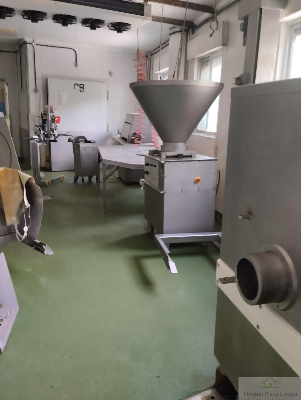 For sale of industrial plant/warehouse in Cáceres