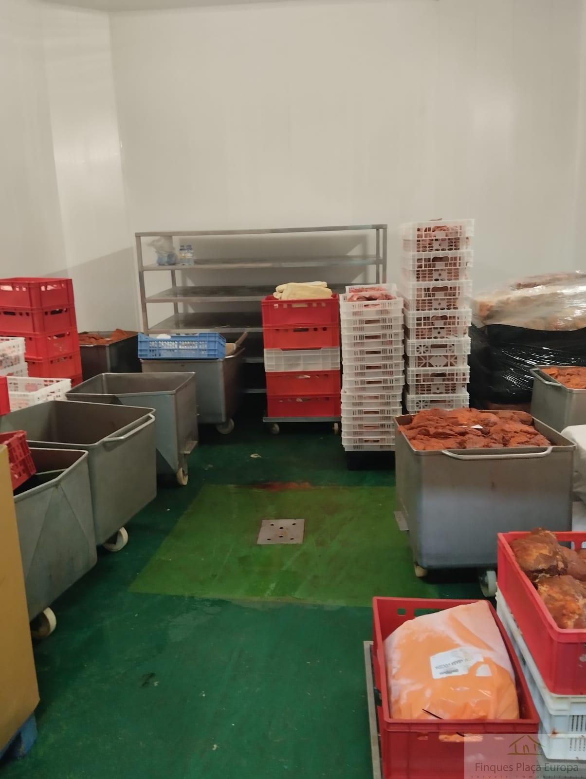 For sale of industrial plant/warehouse in Cáceres