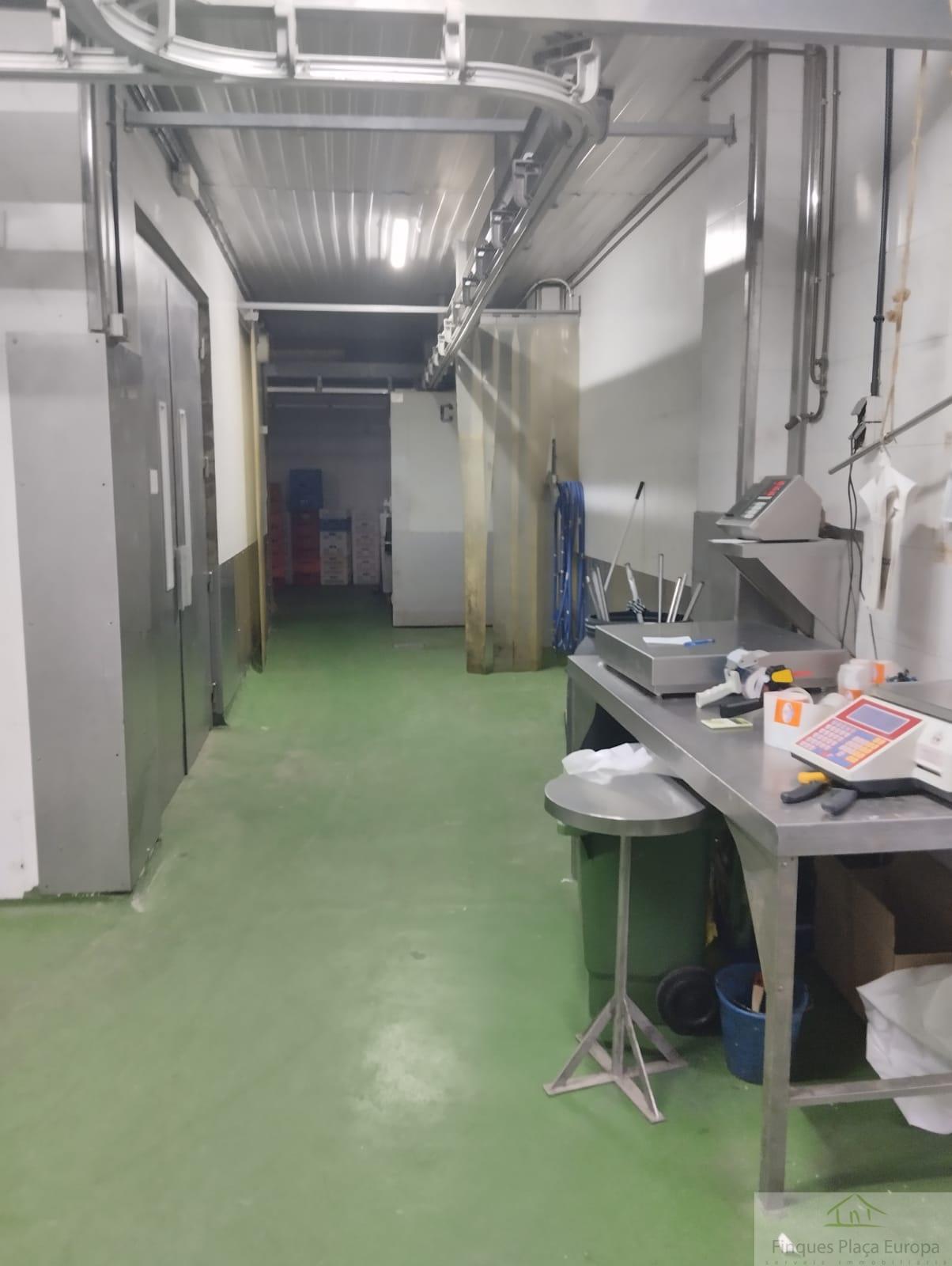 For sale of industrial plant/warehouse in Cáceres