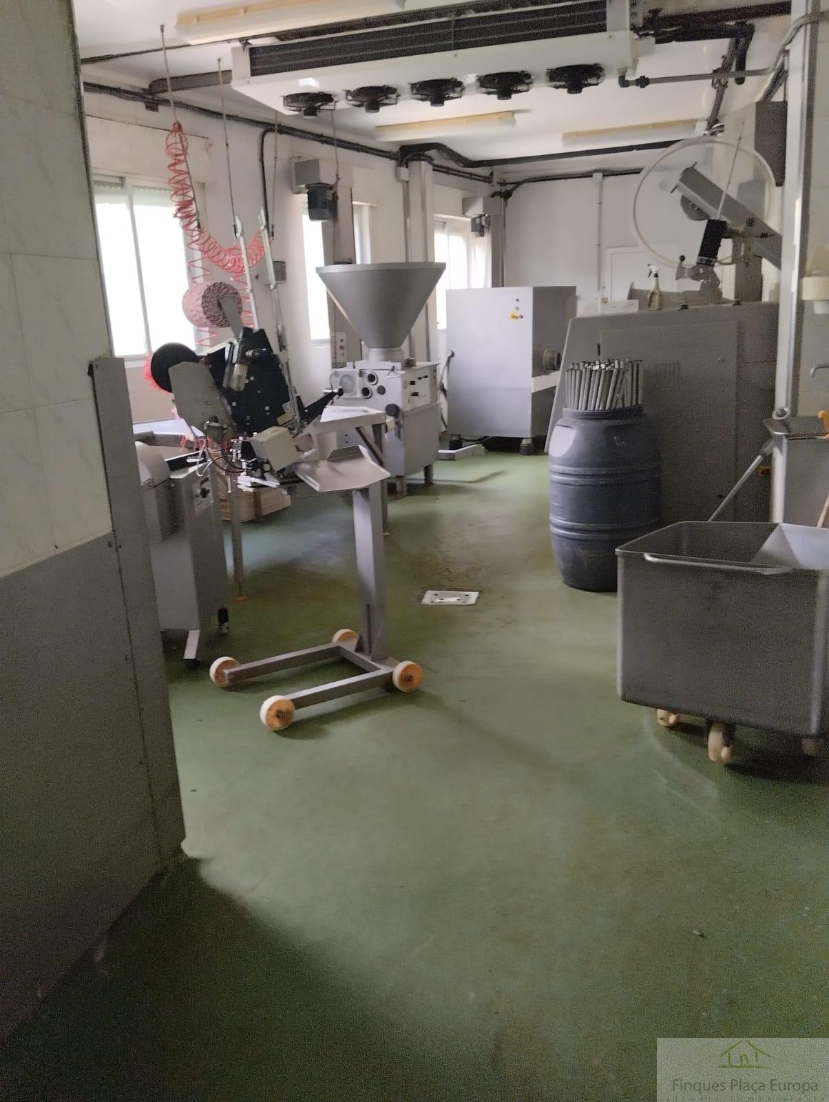 For sale of industrial plant/warehouse in Cáceres