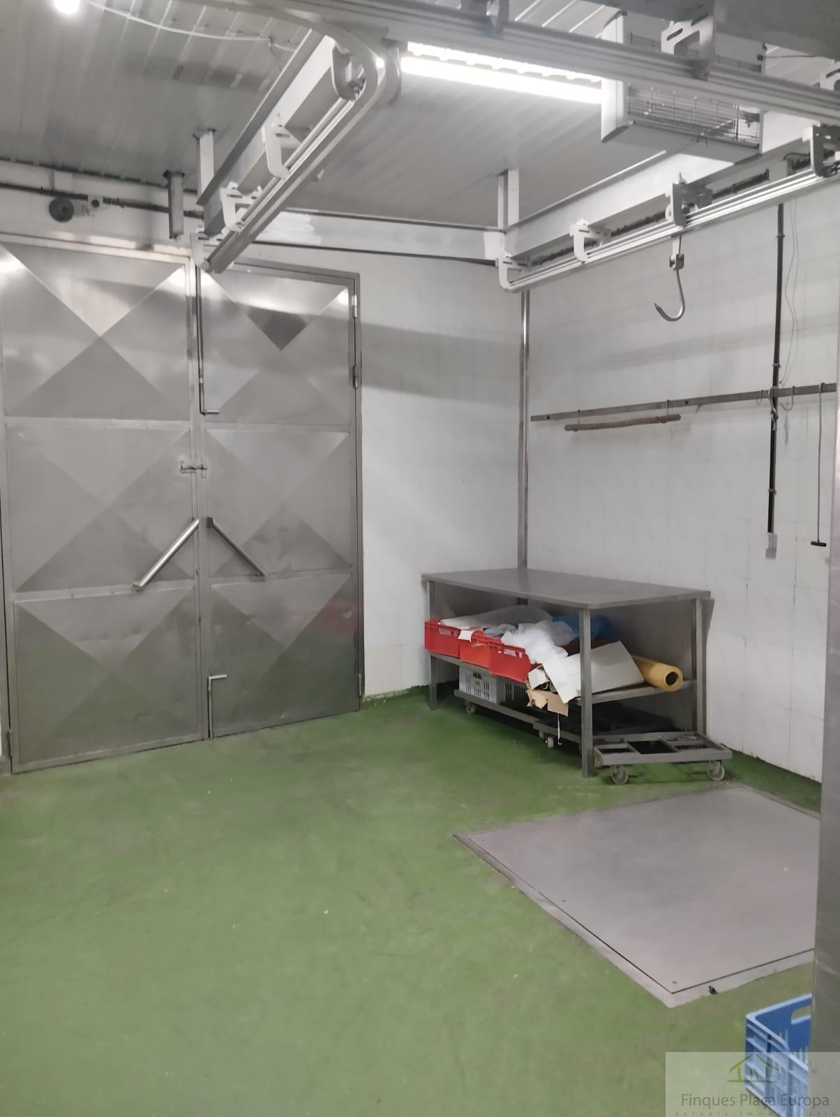 For sale of industrial plant/warehouse in Cáceres