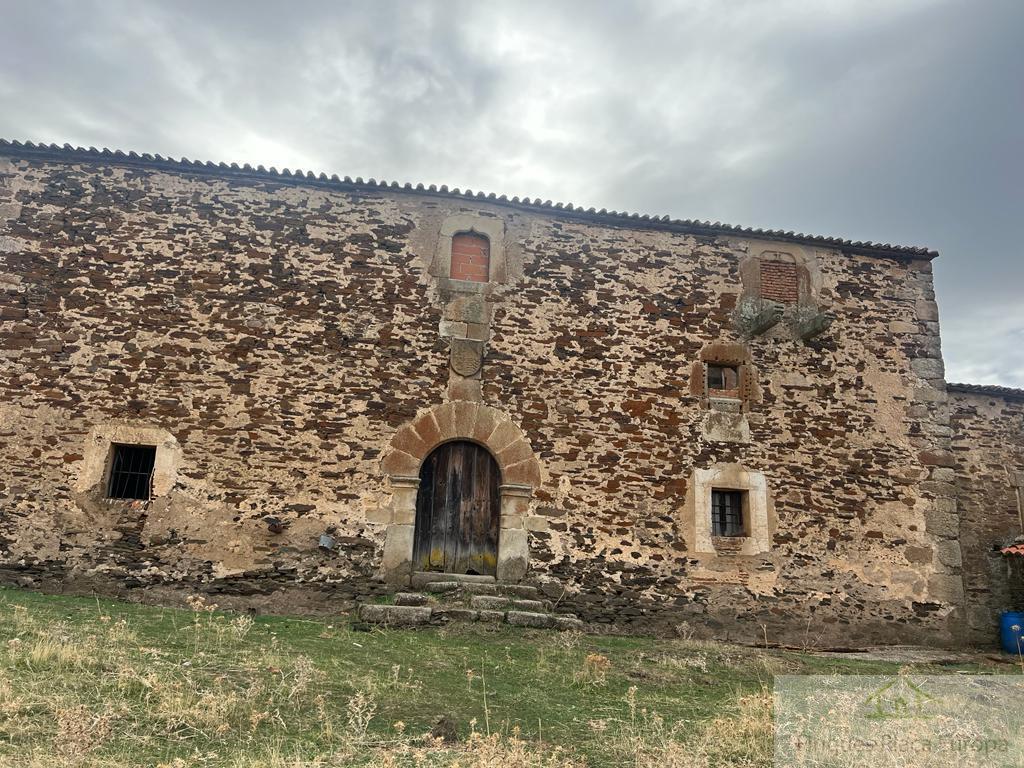 Venda de finca rústica a Madroñera