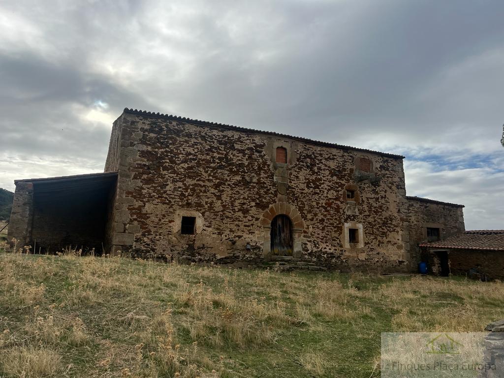 Venda de finca rústica a Madroñera