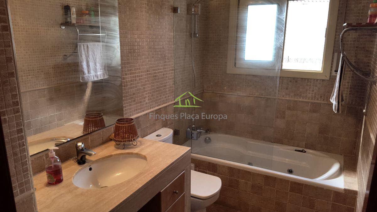 Продажа от

 Домa на S´Agaro