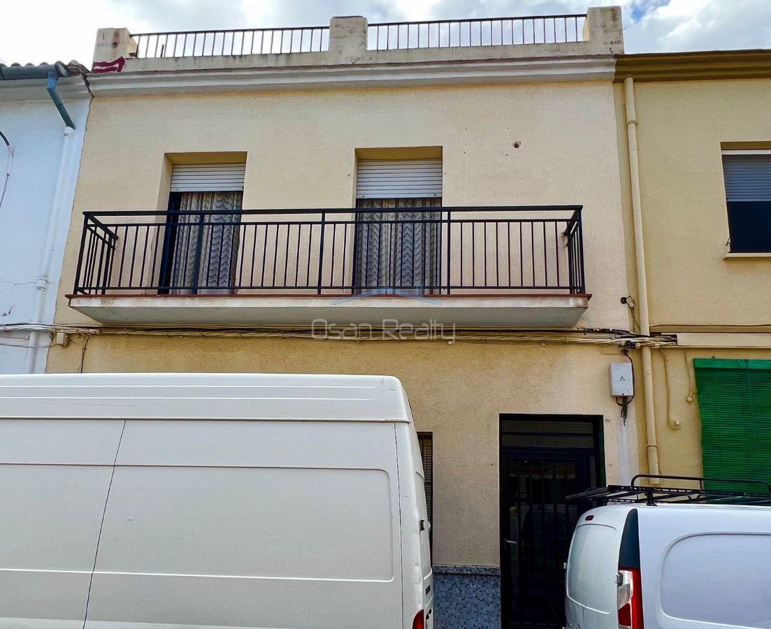 Casa, De pueblo, 260 m2, 6 dormitorios, 2 ba\u00f1os, NoSemi reformado, .