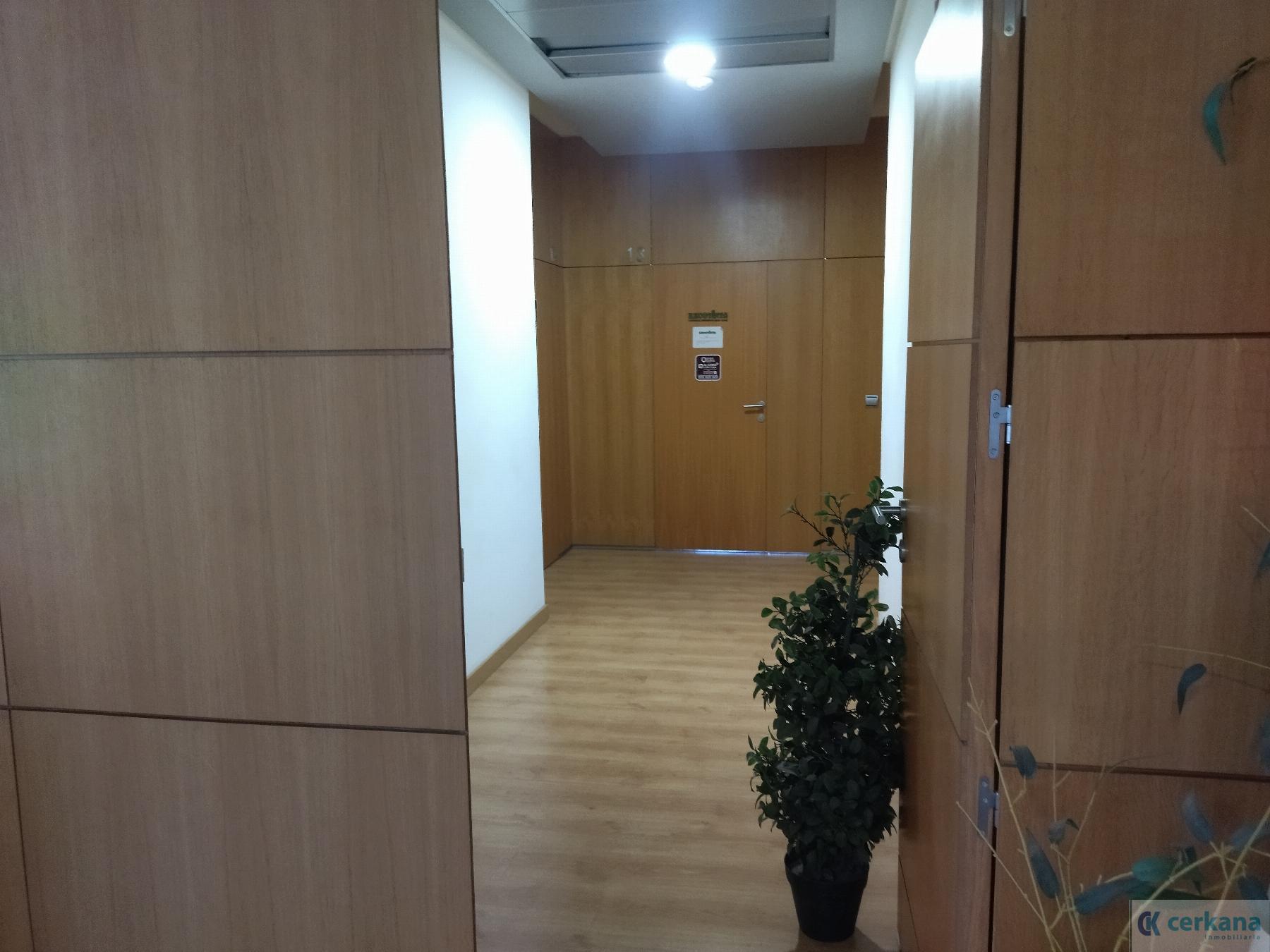 For rent of office in Salteras