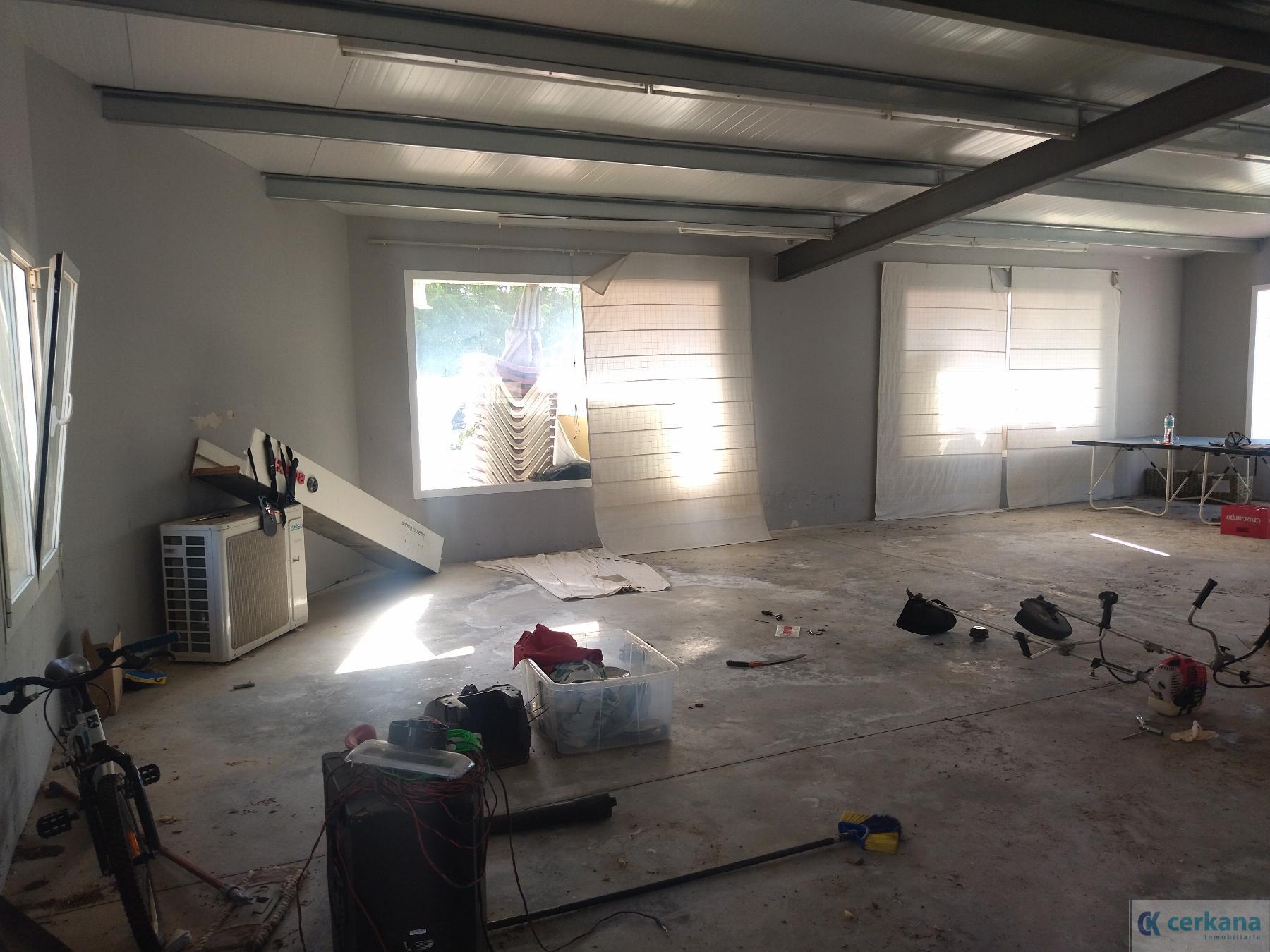 For sale of commercial in Espartinas