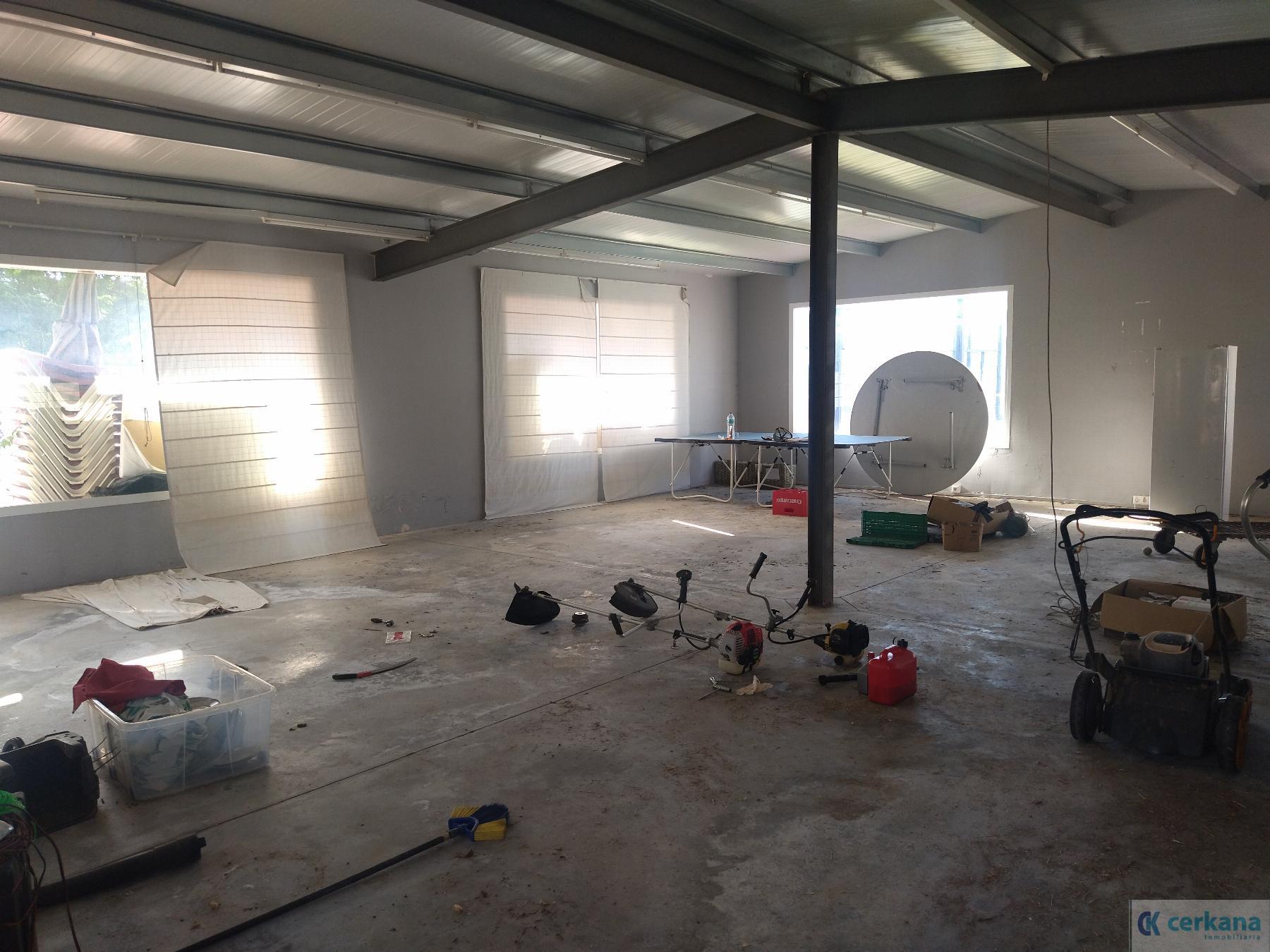 For sale of commercial in Espartinas