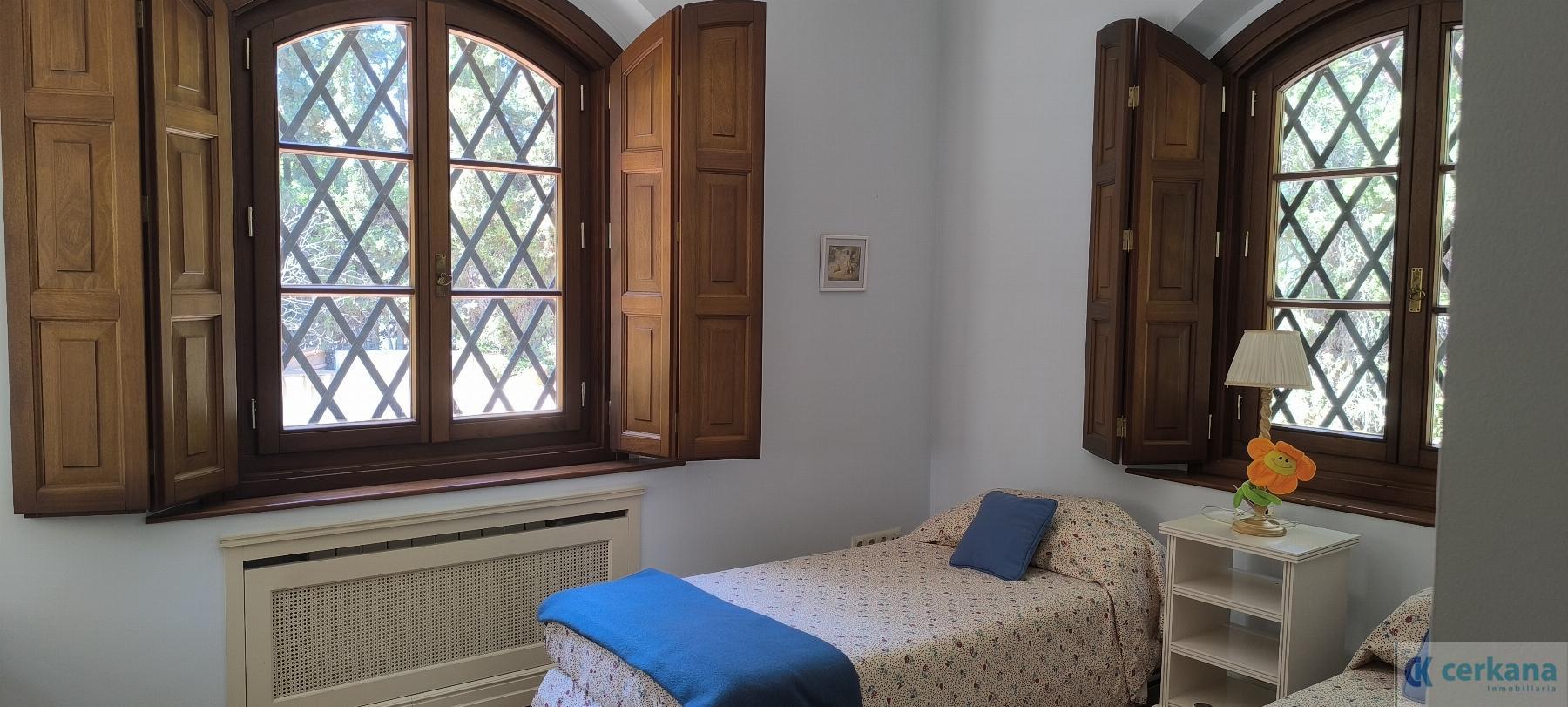 For sale of chalet in Tomares