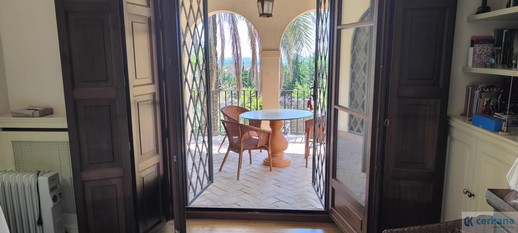 For sale of chalet in Tomares