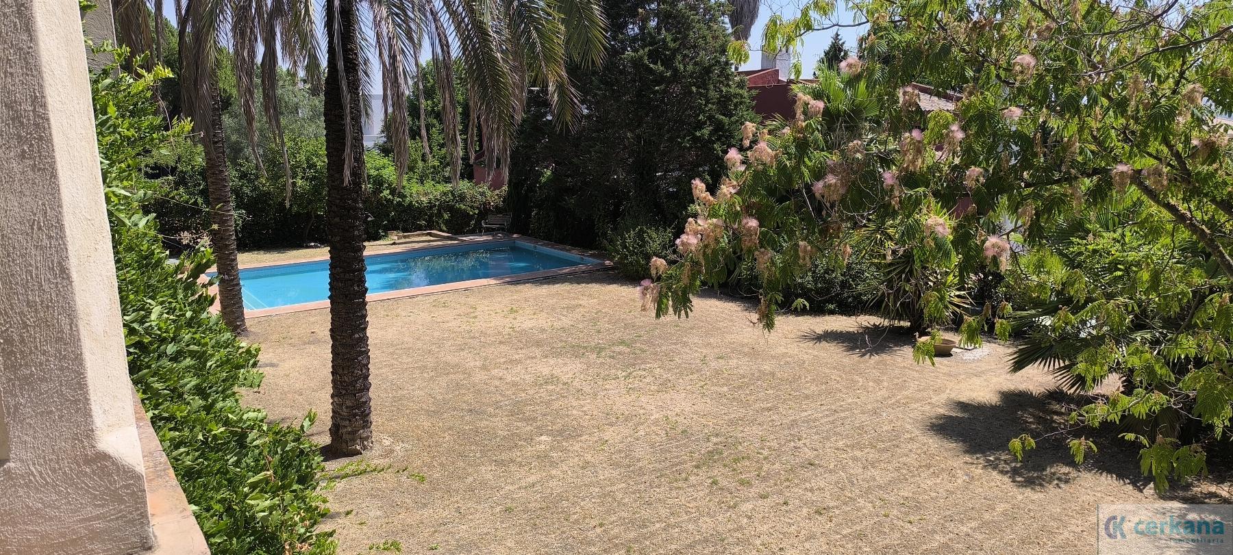 For sale of chalet in Tomares