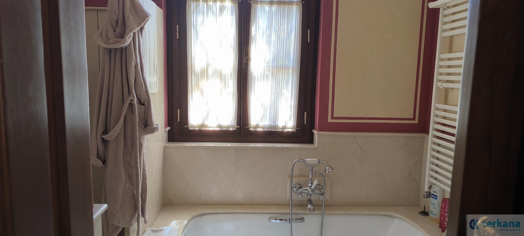 For sale of chalet in Tomares