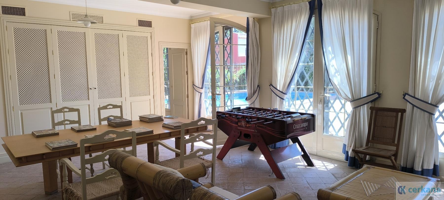 For sale of chalet in Tomares
