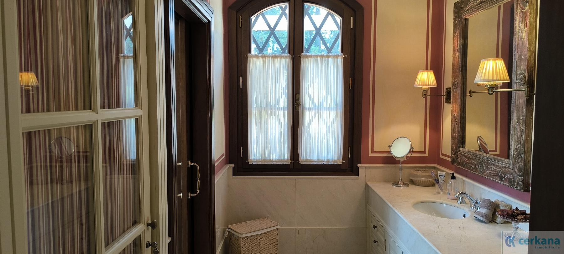 For sale of chalet in Tomares