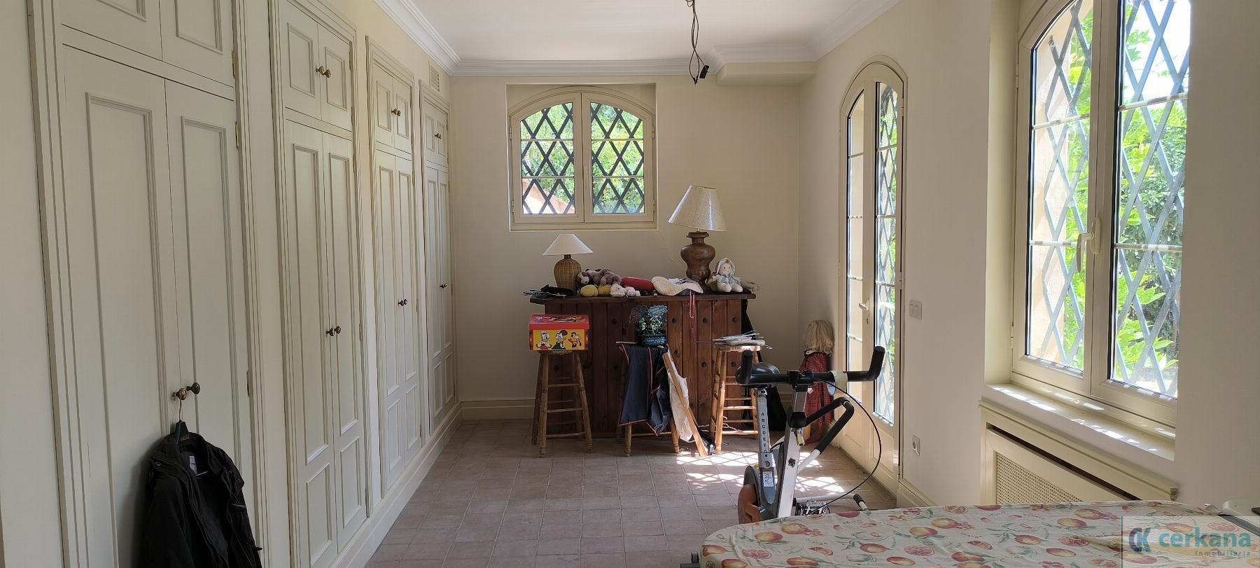 For sale of chalet in Tomares