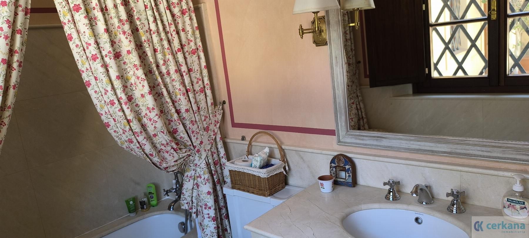 For sale of chalet in Tomares