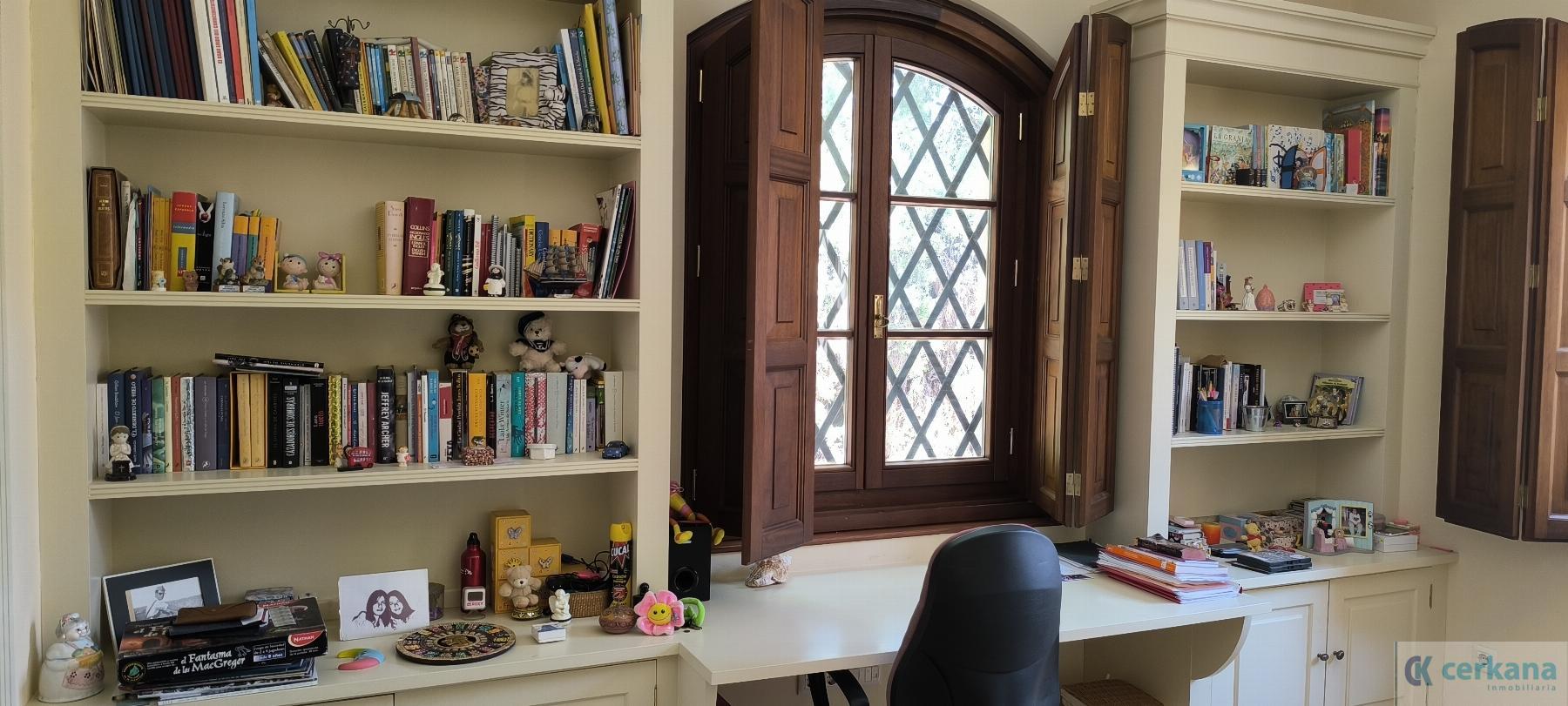 For sale of chalet in Tomares