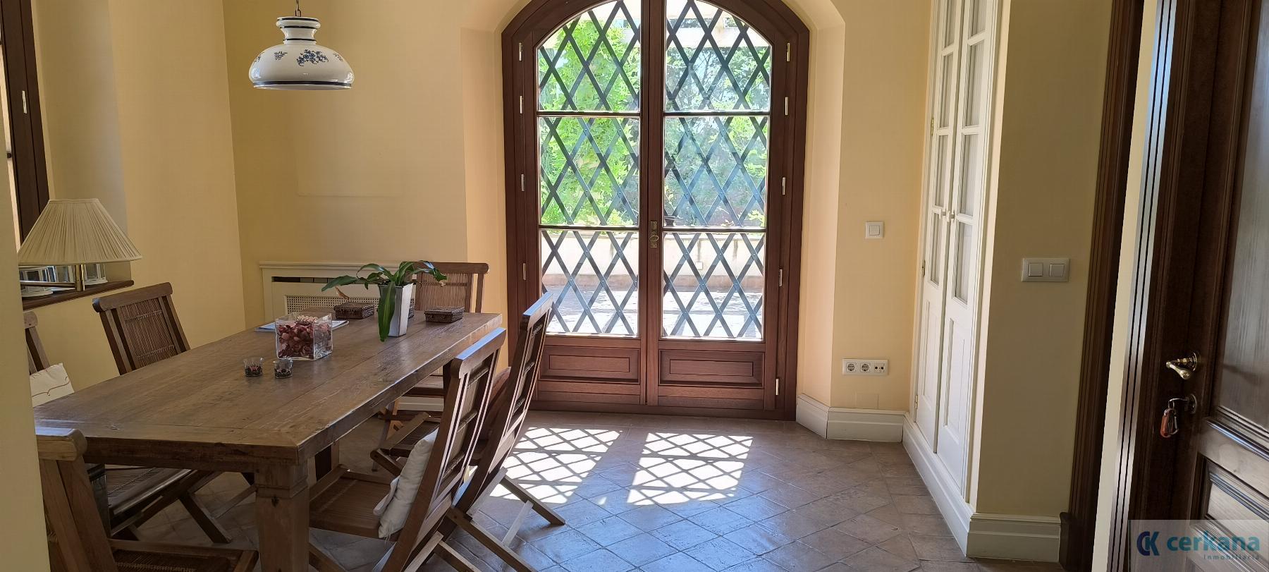 For sale of chalet in Tomares