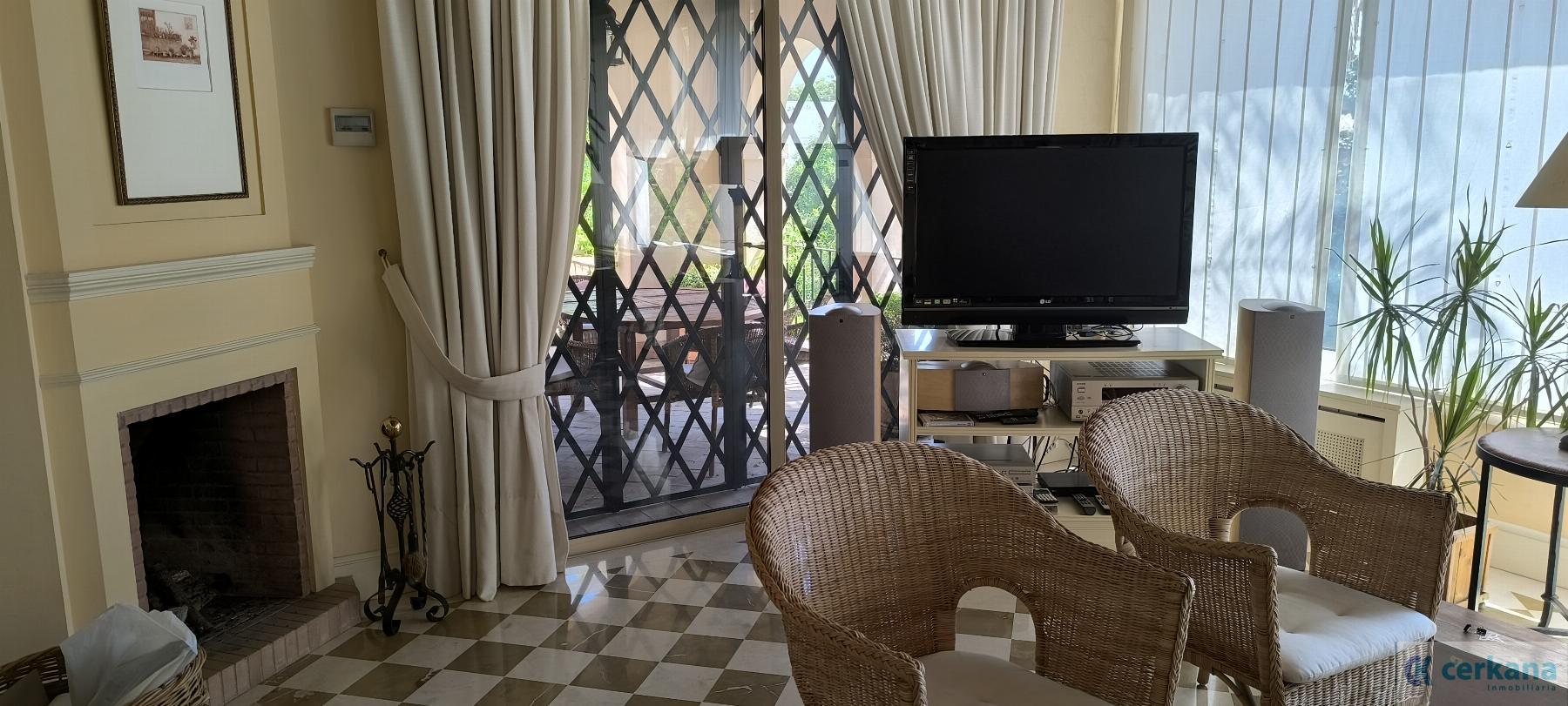 For sale of chalet in Tomares