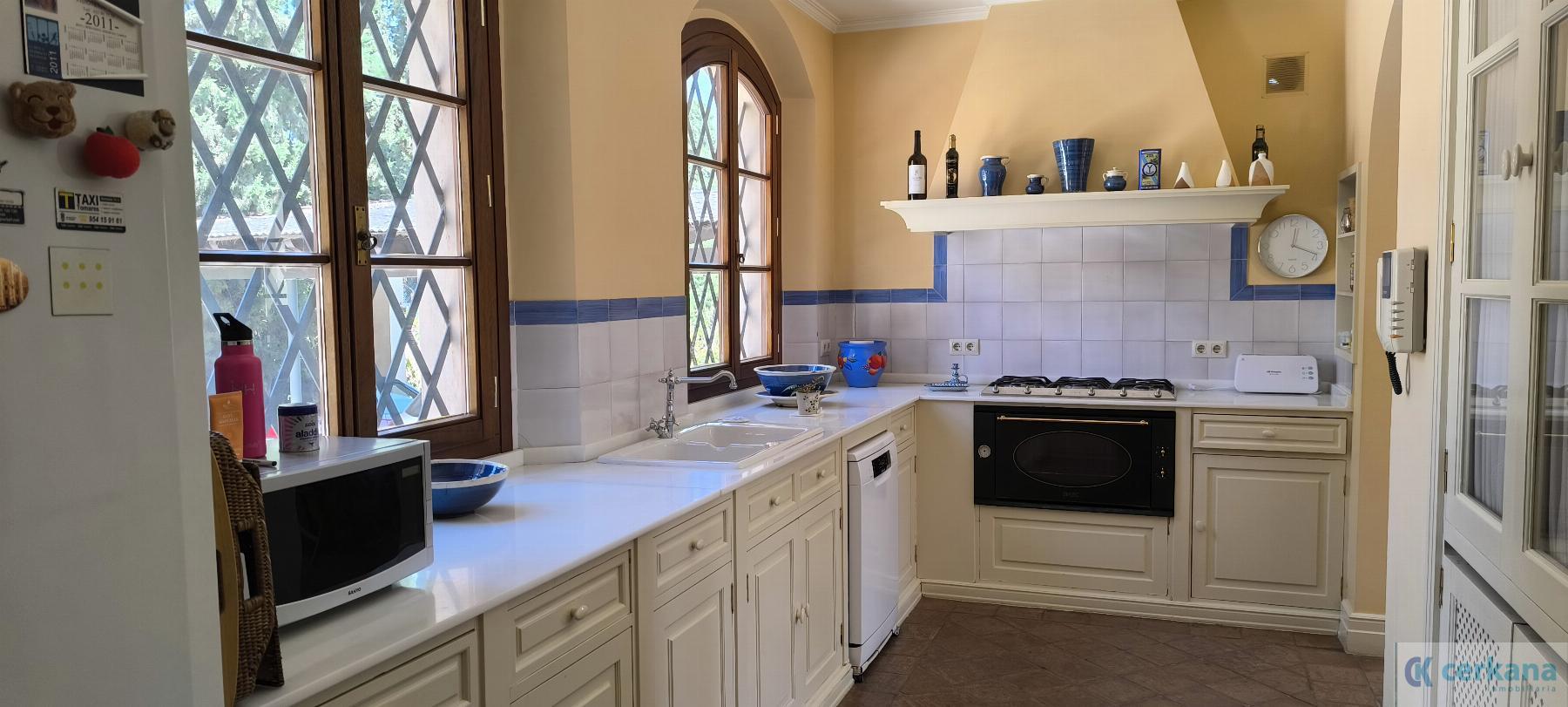 For sale of chalet in Tomares