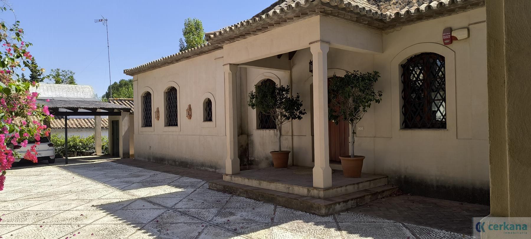 For sale of chalet in Tomares