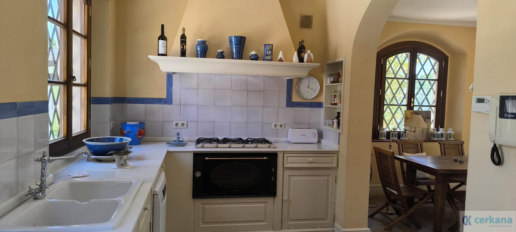 For sale of chalet in Tomares